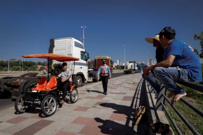 &nbsp;Dos transportistas descansan en la Costanera de Asunción mientras aguardan una respuesta del Congreso sobre aprobación del proyecto de ley de fletes