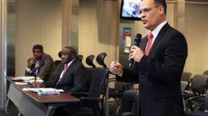 Él tiene un proceso débil y nulo