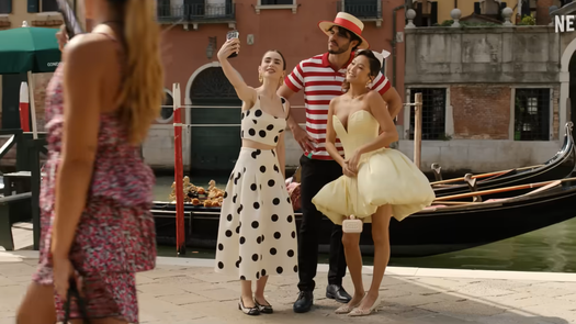 Descubre las nuevas aventuras de Emily in Paris ahora desde Roma, Italia. Descubre las nuevas aventuras de Emily in Paris ahora desde Roma, Italia.