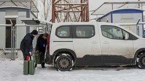 Es una de las muchas ciudades ucranianas que han tenido energía intermitente, o ninguna, a raíz de múltiples rondas de devastadores ataques rusos en las últimas semanas contra la infraestructura del país, en particular las centrales eléctricas.