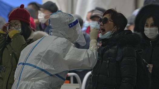 Se dieron confinamientos en Xi’an y otras dos ciudades el mes pasado, incluyendo la suspensión del transporte ferroviario y áereo hacia Beijing con el fin de mantenerla aislada de áreas con contagios.