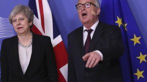 3 miembros de gabinete británico rompen con May sobre Brexit