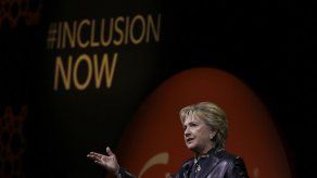 Clinton ataca a gobierno de Trump en discurso ante mujeres