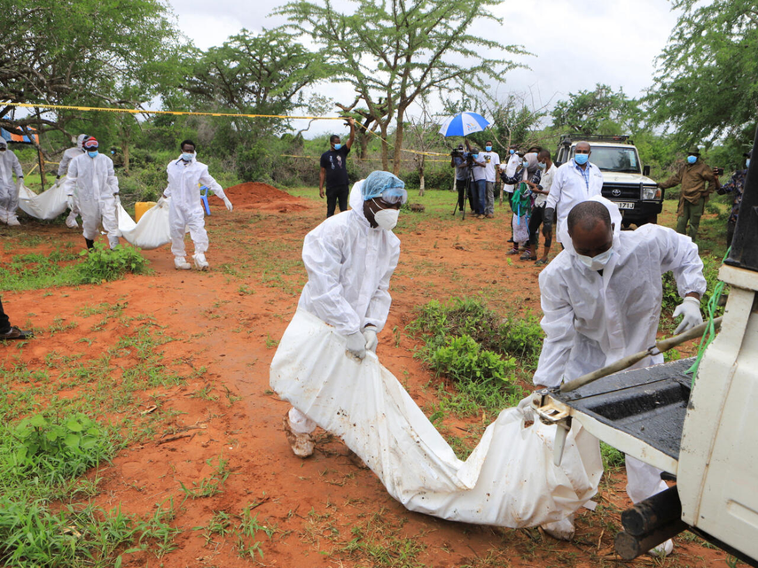 Siguen encontrando cuerpos de presuntos miembros de secta en fosas comunes en Kenia