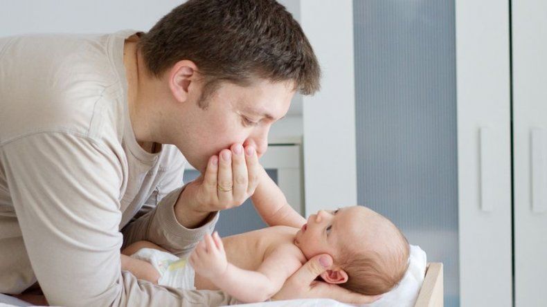 Hablar a los bebés como a los adultos estimula su intelecto, afirman científicos