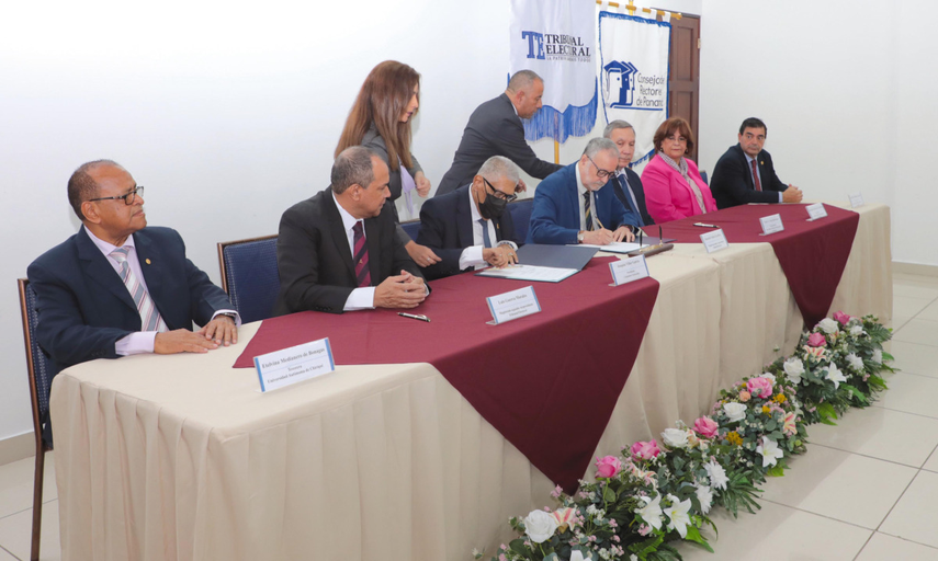 Firma de convenio entre Tribunal Electoral y el Consejo Nacional de Rectores. Firma de convenio entre Tribunal Electoral y el Consejo Nacional de Rectores.