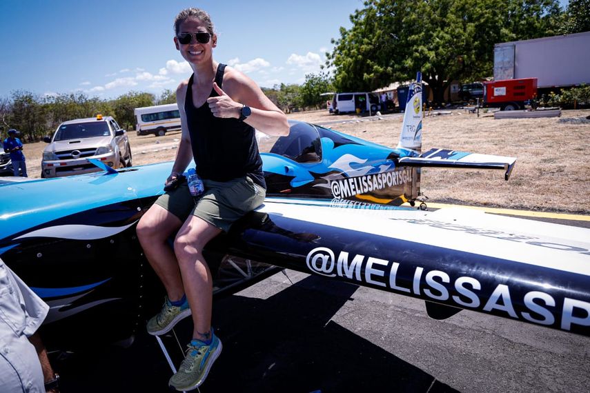 Aeronáutica Civil recibe a la piloto estadounidense Melissa Burns.