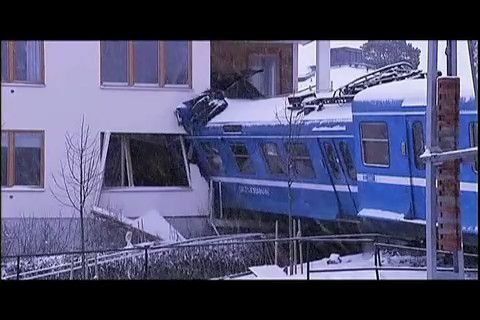 Tren robado choca contra inmueble en Suecia