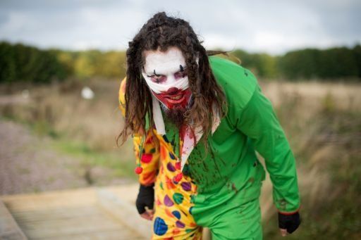 Video: En Reino Unido, carrera de obstáculos con zombies