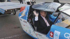 Auto impulsado a energía solar da la vuelta al mundo