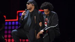 Stevie Wonder se arrodilla durante un concierto contra la pobreza