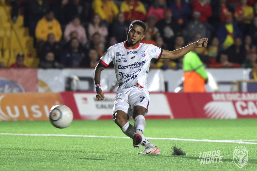 César Yanis renovó su contrato con el AD San Carlos hasta el 2026