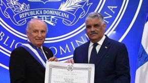 Embajador de Panamá en R.Dominicana recibe condecoración a término de misión