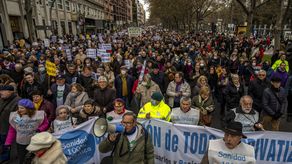 La cifra es notable ya que todos los trabajadores españoles deben contribuir al seguro médico público y la atención médica pública es gratis para los registrados como desempleados.