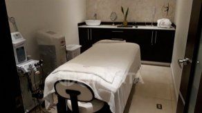 Prohibición de salida del país y notificación para dos extranjeras por ejercicio ilegal en estética