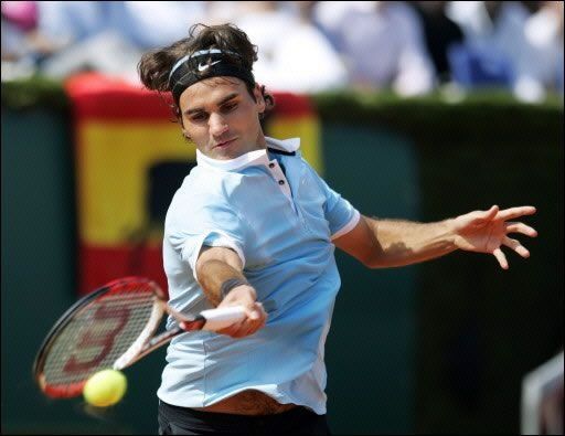 Federer apabulla a Djokovic en la final e iguala a Nadal