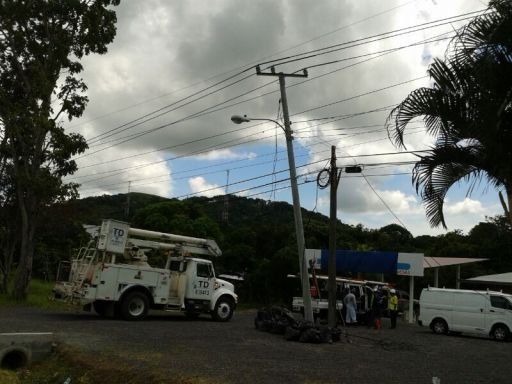 Camión se enreda con cables telefónicos y eléctricos en Capira