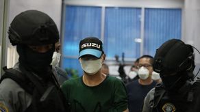 El video parece mostrar al coronel Thitisan Utthanaphon, jefe de policía de la provincia de Nakhon Sawan, al norte de Bangkok, ordena a otros agentes atacar al sospechoso Jirapong Thanapat cuando lo llevan a un cuarto esposado y la cabeza cubierta por una bolsa de plástico negra.