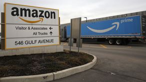 Amazon confirmó que despidió a Michal, o ‘Mat,’ Cusick y Tristan Dutchin del Sindicato de Trabajadores de Amazon en Staten Island, Nueva York.