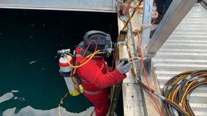 Lla introducción de buzos en la toma de agua cruda para revisión de las compuertas inferiores, inspección a los tanques de succión de agua tratada.