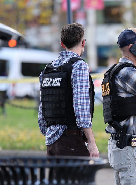 Asesinan a dos guardias en un tiroteo cerca de la Casa Blanca. Asesinan a dos guardias en un tiroteo cerca de la Casa Blanca.