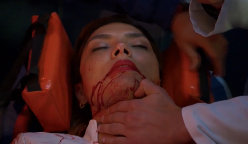 Enfermeras: Gloria recibe muchos disparos tras un tiroteo en el Hospital por culpa de Manuel.