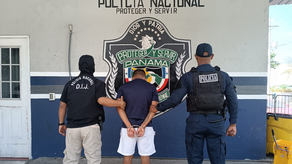 Unidades de la Policía Nacional junto al sujeto presuntamente vinculado al caso de homicidio. Unidades de la Policía Nacional junto al sujeto presuntamente vinculado al caso de homicidio.