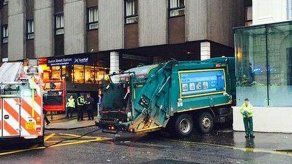 Camión de basura atropella y mata a varias personas en Escocia