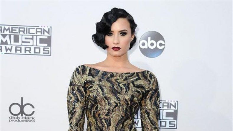 Demi Lovato renuncia a su gata sin pelo por culpa de su alergia