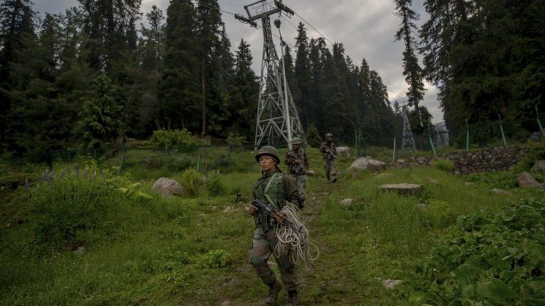 Cabina de teleférico cae en India; siete personas muertas