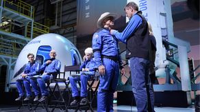 La noticia se conoció un día antes del previsto despegue desde el oeste de Texas de una nave de la firma aeroespacial Blue Origin, fundada por Jeff Bezos.