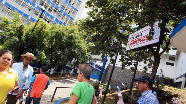 Gobierno y médicos de Panamá negocian para acabar con paro que cumplió un mes