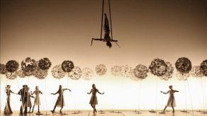 La Verità hace soñar con los ojos abiertos frente a un telón de Dalí