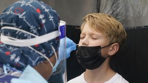 Desde que el gobernador DeSantis firmó el decreto que prohíbe imponer el uso de la mascarilla, el 30 de julio, 13 juntas escolares que abarcan a más de la mitad de los 2,8 millones de estudiantes de Florida han aprobado el requisito de usarla salvo por razones médicas.