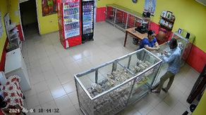 Imágenes del video que muestra el forcejeo entre el hombre y una mujer en La Arena.&nbsp;