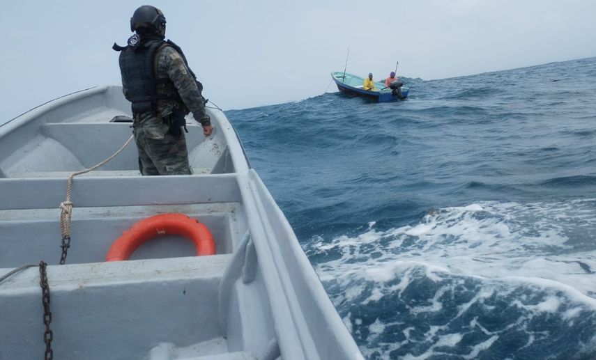 Policía Nacional rescata embarcación a la deriva