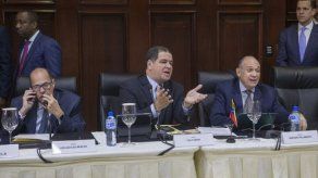 Oposición venezolana inicia consultas para elegir candidato a presidenciales