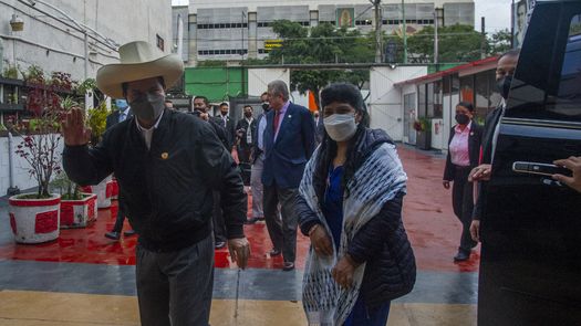 La diligencia duró alrededor de 45 minutos, al cabo de los cuales Paredes se retiró del local bajo resguardo policial y evitó declarar a la prensa.