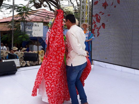 Natalie Harris tirando piquete en Las Tablas