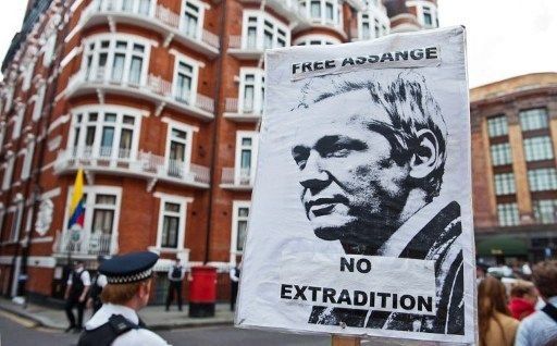 Assange tiene una cinta de correr, microondas y una computadora