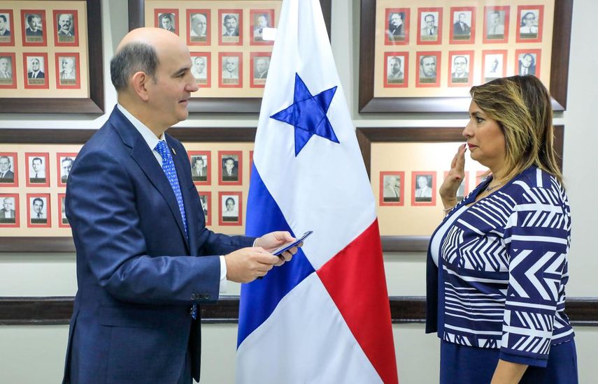 Renuncia directora de la Lotería Nacional