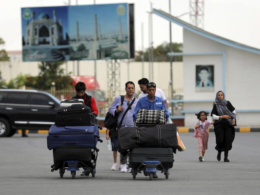 Los milicianos compartieron fotos el domingo por la mañana que les mostraban en la oficina del gobernador de Jalalabad