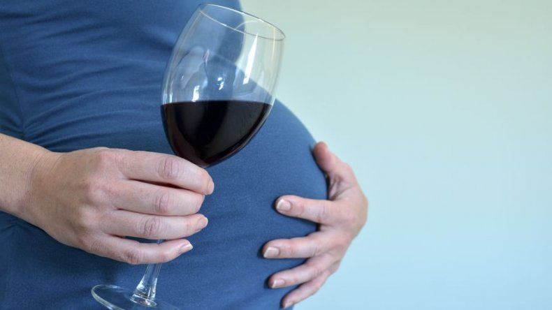 Justicia británica dictamina que beber durante el embarazo no es delito