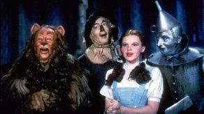 Subastan vestido de Dorothy de El Mago de Oz