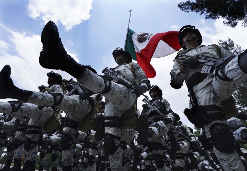 La propuesta llega cuando algunos cambios legales que aumentan la militarización de las labores policiacas en el país ya han sido aprobados por el Congreso de México y otras están en proceso de aprobarse.