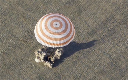 Tres astronautas aterrizan en Kazajistán