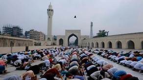 En Bangladés oran para que llueva en plena ola de calor.