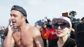Lady Gaga y Al Roker saltan en lago gélido por caridad