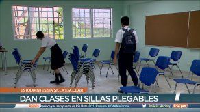 Estudiantes del Fermín Naudeau reciben clases en sillas plegables; disminuyó la asistencia