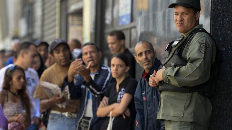 Venezuela espera nuevos billetes, con filas en los bancos e incertidumbre